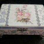 boîte shabby chic avec des roses roses