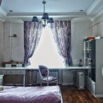 Vorhänge zum Fensterbrett in der Schlafzimmereinrichtung