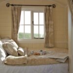 Vorhänge zur Fensterbank im Schlafzimmer Innenfoto