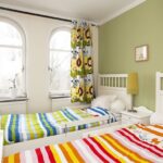Vorhänge zum Fensterbrett im Schlafzimmer Gestaltungsideen