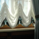 Vorhänge an der Fensterbank im Schlafzimmer Fototypen