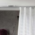 Vorhänge an der Profilgesimsdekoration