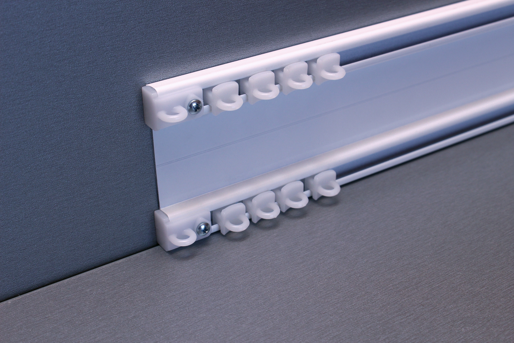Vorhänge auf dem Profilgesims Designfoto