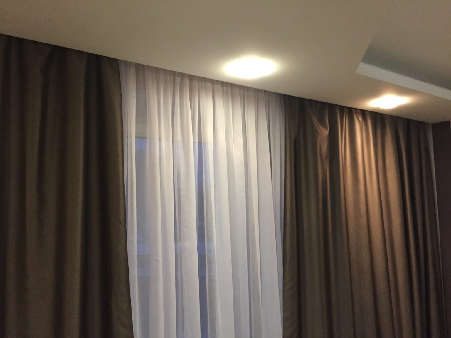 cortinas en la decoración de cornisa oculta