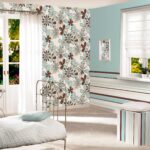 gordijnen met bloemen voor blauw behang