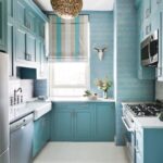 Vouwgordijnen in blauwe keuken