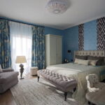 gordijnen in de slaapkamer met blauw behang