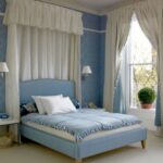 beige gordijnen in de slaapkamer met blauw behang