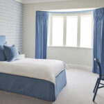 blauwe gordijnen in de slaapkamer