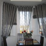 rideaux dans la cuisine-salon gris transparent