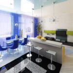 rideaux dans la cuisine-salon bleu vif