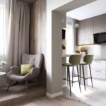rideaux dans la cuisine-salon droits