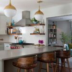 rideaux dans la cuisine-salon gris sur le côté
