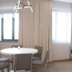 rideaux beiges dans la cuisine-salon