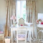 rideaux de pays longs avec une table