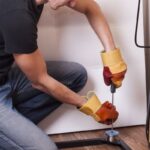 le canapé grince dans l'appartement