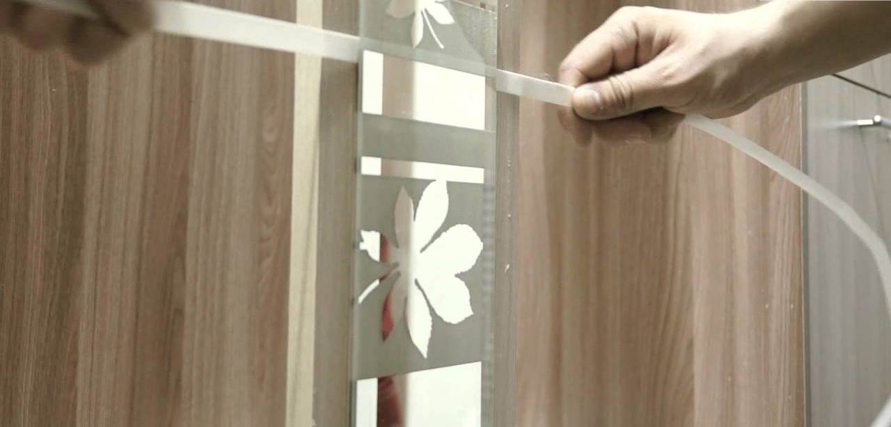 retirer le miroir du meuble