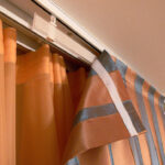 Formas de unir cortinas al diseño fotográfico de la cornisa.
