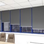 stores enrouleurs gris occultant