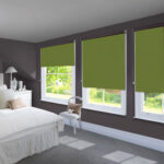 volets roulants verts dans la chambre