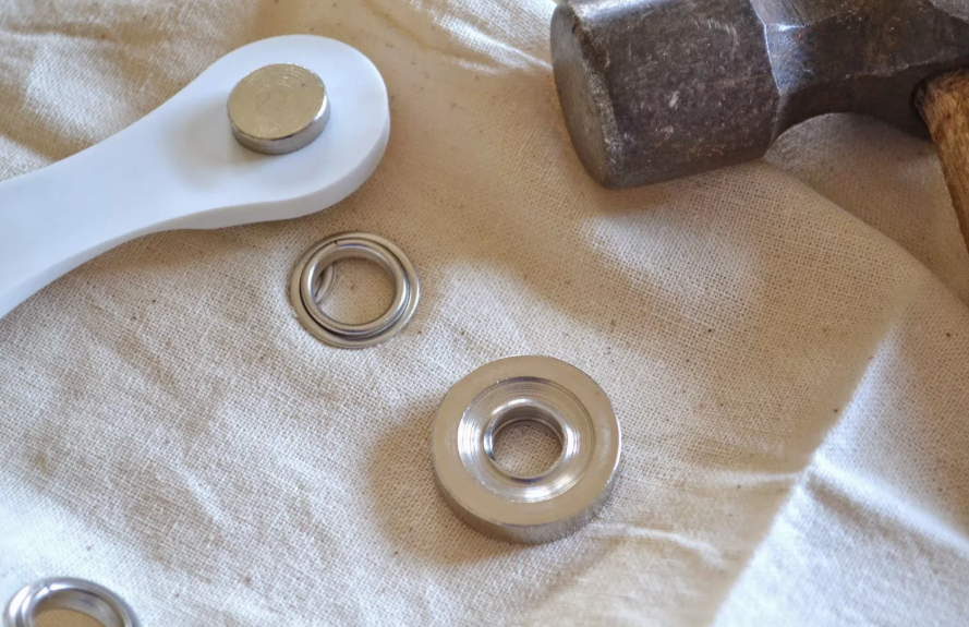 Instalación de bricolaje de ojales.