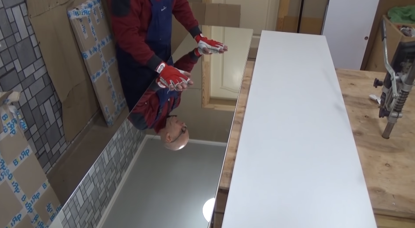 cermin di pintu almari