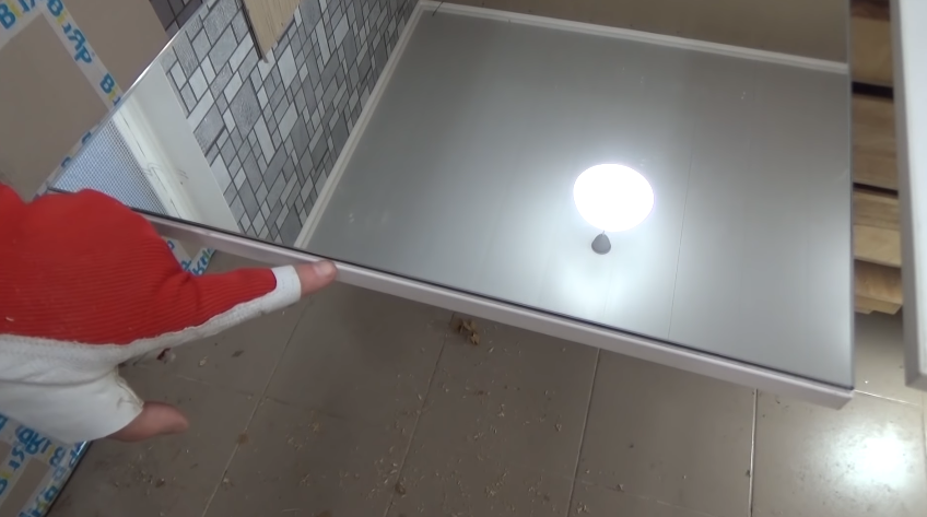comment décoller un miroir d'un meuble