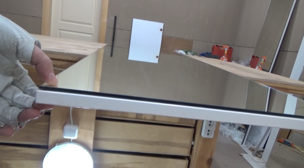 miroir sur l'armoire