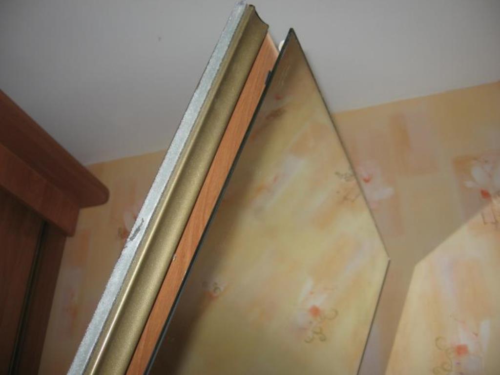 miroir sur le meuble photo