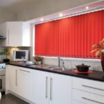de jaloezieën zijn rood in de keuken