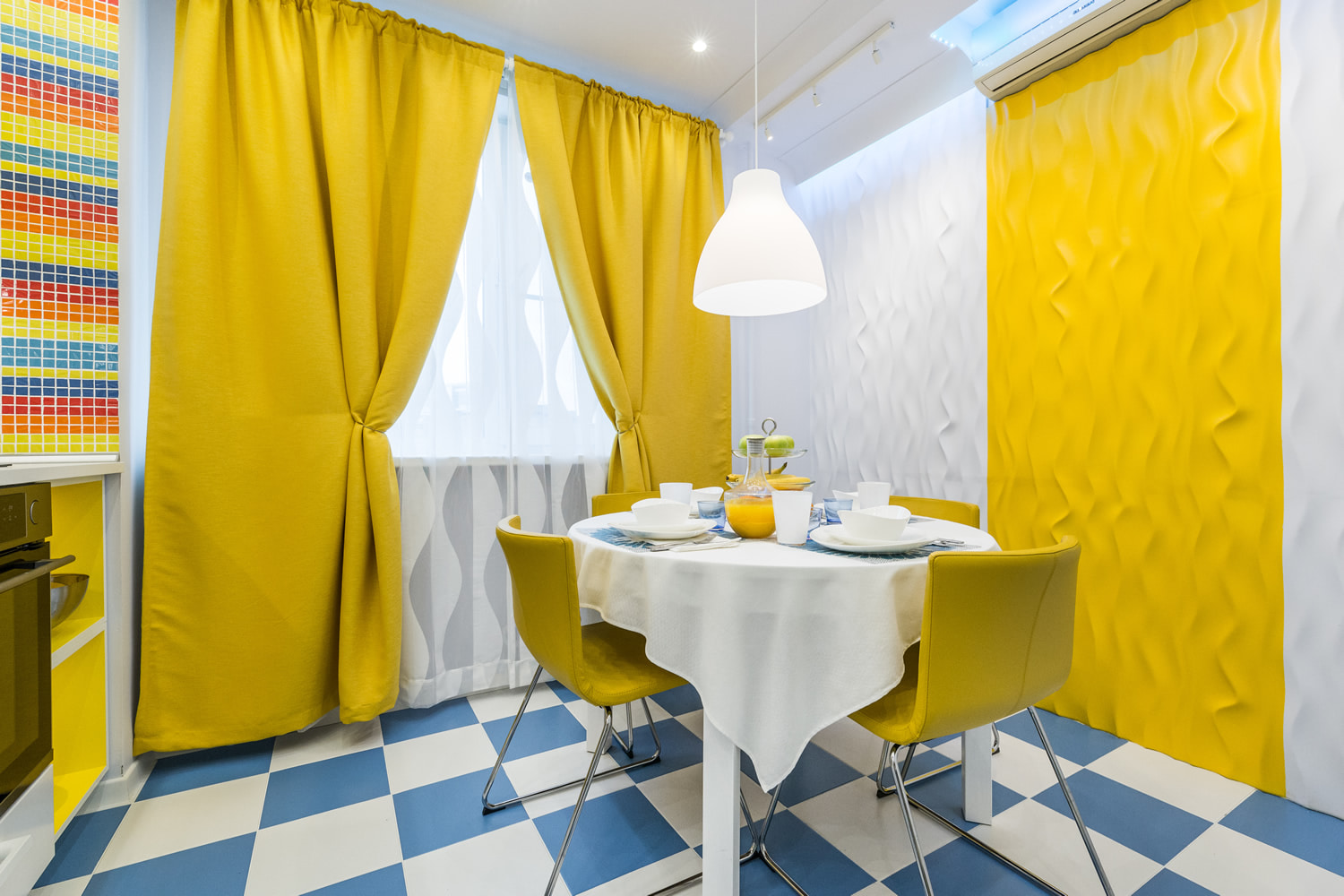 décor de rideaux jaunes