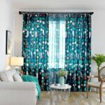tulle luminoso in una stanza semplice