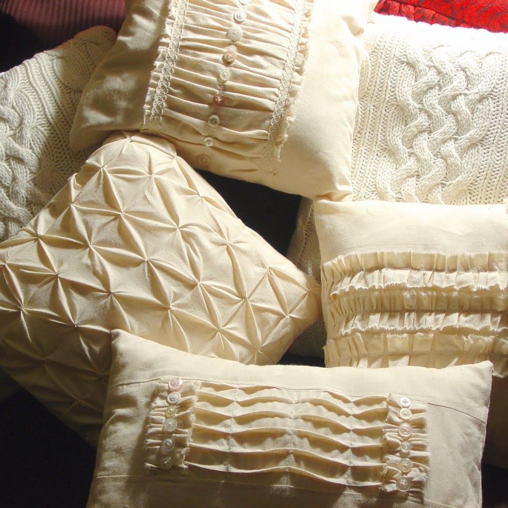décor d'un coussin avec des bouffées en relief