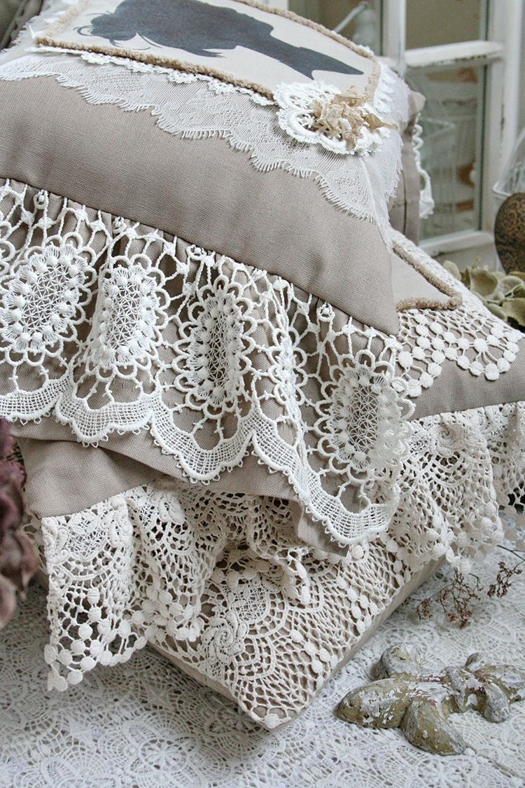 décoration de coussin en dentelle