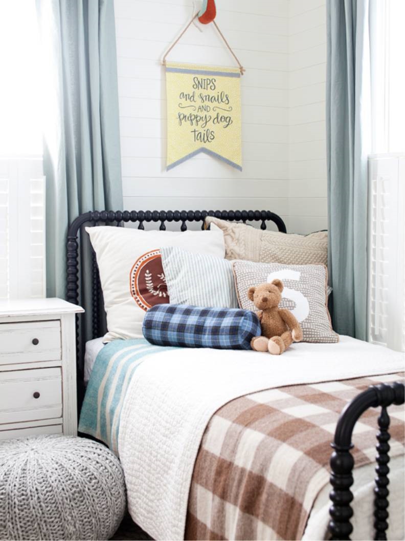 oreillers décoratifs dans la chambre