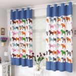 cum să decorați o fereastră într-o cameră pentru copii