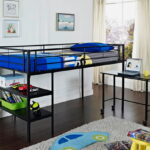 Foto de design de cama alta com mesa de trabalho