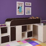 Foto de cama alta com decoração de mesa de trabalho