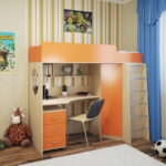 cama alta com decoração de mesa de trabalho