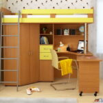 cama alta com decoração de fotos de mesa de trabalho