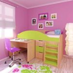 cama alta com vista para fotos da mesa de trabalho