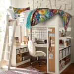 cama alta com vista para a mesa de trabalho