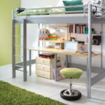 Foto de cama alta com decoração de mesa de trabalho
