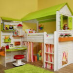 cama alta com decoração de mesa de trabalho