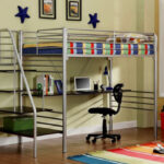 cama alta com decoração de área de trabalho