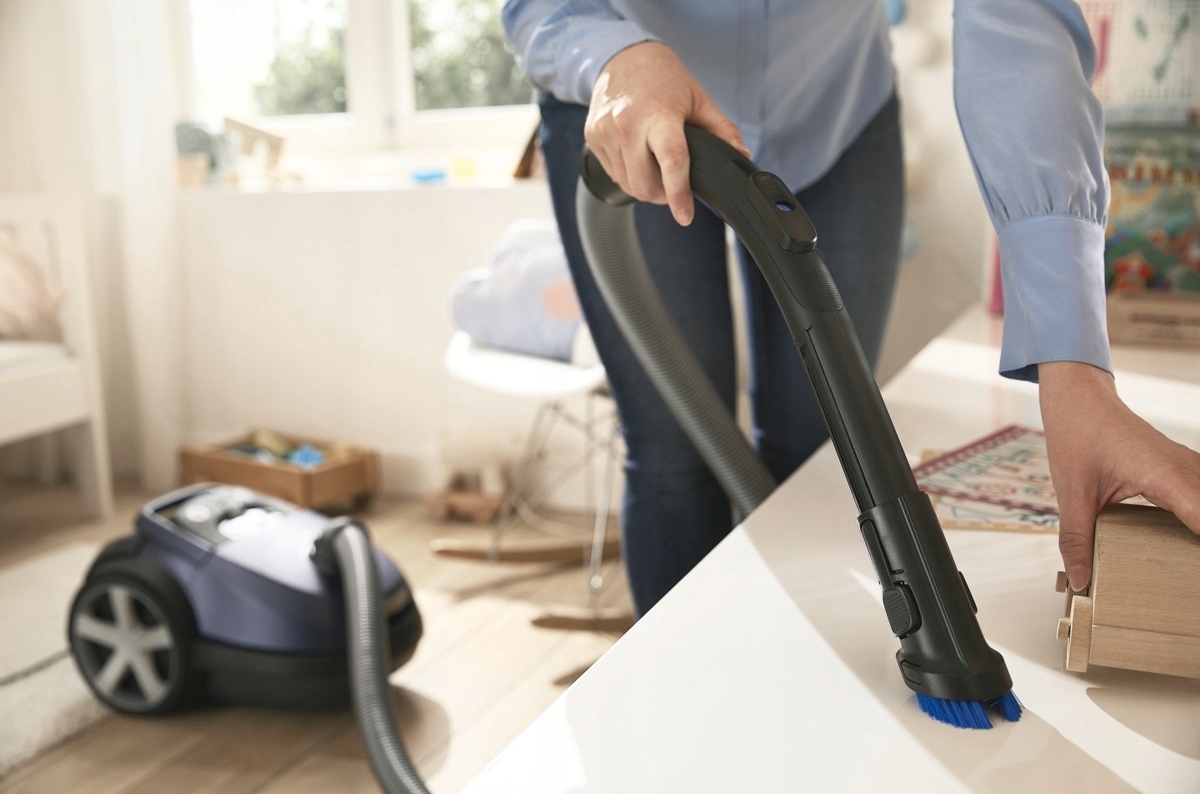 passer l'aspirateur sur les étagères