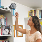 passer l'aspirateur sur les étagères