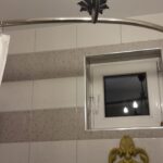 barre pour rideaux dans la photo de la salle de bain
