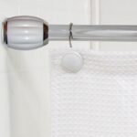 barre pour rideaux dans la photo de l'intérieur de la salle de bain