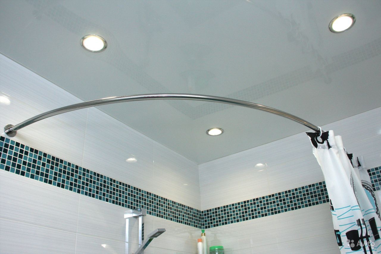 photo de conception de tringle à rideau de salle de bain
